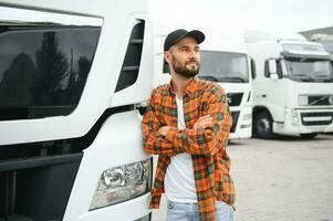 retrato de confidente camión conductor en estacionamiento lote. Copiar espacio foto