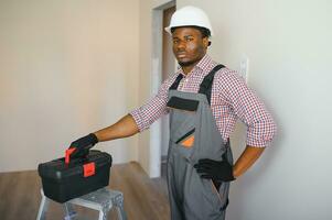 retrato de un africano americano construcción trabajador en ubicación foto