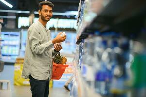 retrato de indio masculino en tienda de comestibles con positivo actitud foto