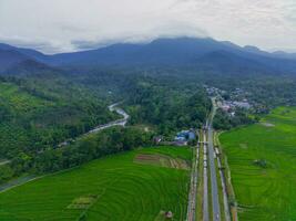 el belleza de el Mañana panorama con amanecer en Indonesia pueblo foto