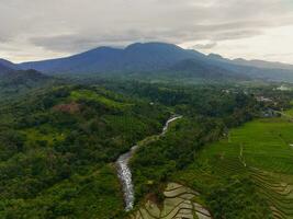 el belleza de el Mañana panorama con amanecer en Indonesia pueblo foto