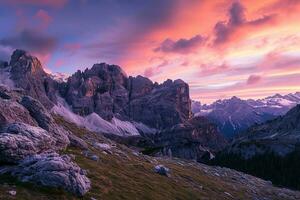 ai generado un maravilloso puesta de sol terminado un montañoso terreno, fundición un calentar dorado ligero en el dentado rocas y lozano verdor, creando un sereno y tranquilo atmósfera. foto