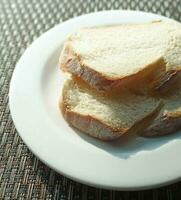 trigo un pan con blanco azúcar en un plato Listo a comer foto