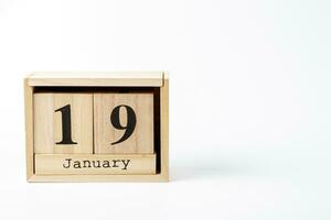 de madera calendario enero 19 en un blanco antecedentes foto