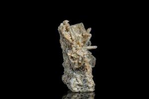 fluorita de piedra mineral macro con cuarzo contra fondo negro foto