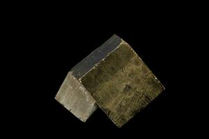 macro mineral pirita Roca en un negro antecedentes foto