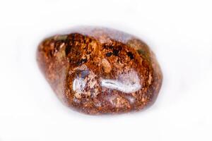 bronce de piedra mineral macro sobre fondo blanco foto