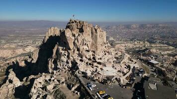 aéreo zumbido ver de el uchisar castillo en capadocia, pavo. esta alto Roca volcanica afloramiento es uno de de capadocia más prominente puntos de referencia y visible para millas alrededor. video