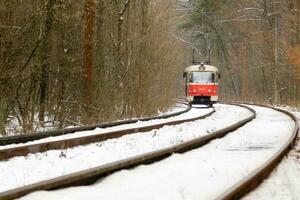 apresurando el tranvía a través del bosque de invierno foto