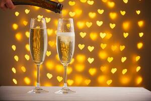 hermosa lentes de champán en un borroso antecedentes de corazones foto