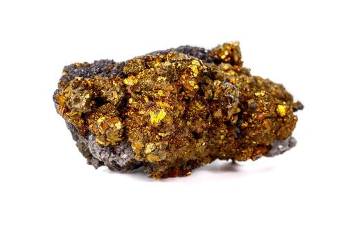 macro mineral Roca calcopirita en un blanco antecedentes foto