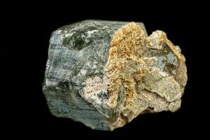 macro mineral Roca apatito en un negro antecedentes foto