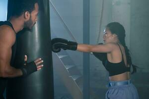 ajuste y fuerte multicultural Pareja practicando boxeo juntos en el gimnasia, salud y unidad concepto foto