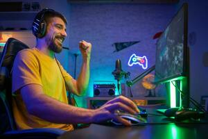 profesional jugador victorioso y celebrando victoria en línea vídeo juego en computadora lado ver foto