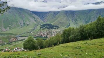 el monasterio de cminda sameba a el georgiano estribaciones de montar kazbek en el Cáucaso. foto