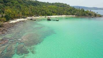 idílico tropical playa paisaje en un paraíso isla en Tailandia video