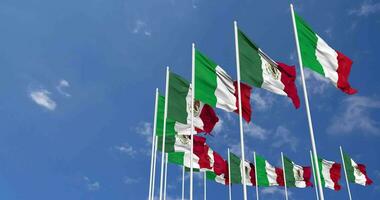 Mexico en Italië vlaggen golvend samen in de lucht, naadloos lus in wind, ruimte Aan links kant voor ontwerp of informatie, 3d renderen video