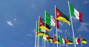 mozambico e Italia bandiere agitando insieme nel il cielo, senza soluzione di continuità ciclo continuo nel vento, spazio su sinistra lato per design o informazione, 3d interpretazione video
