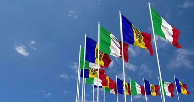 moldova e Italia bandiere agitando insieme nel il cielo, senza soluzione di continuità ciclo continuo nel vento, spazio su sinistra lato per design o informazione, 3d interpretazione video