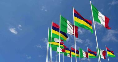 Maurícia e Itália bandeiras acenando juntos dentro a céu, desatado ciclo dentro vento, espaço em esquerda lado para Projeto ou Informação, 3d Renderização video