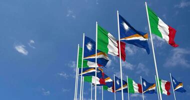 marshall öar och Italien flaggor vinka tillsammans i de himmel, sömlös slinga i vind, Plats på vänster sida för design eller information, 3d tolkning video