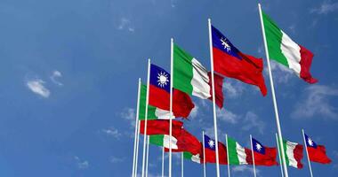 Taiwán y Italia banderas ondulación juntos en el cielo, sin costura lazo en viento, espacio en izquierda lado para diseño o información, 3d representación video