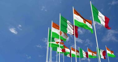 Niger en Italië vlaggen golvend samen in de lucht, naadloos lus in wind, ruimte Aan links kant voor ontwerp of informatie, 3d renderen video