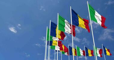 Romania e Italia bandiere agitando insieme nel il cielo, senza soluzione di continuità ciclo continuo nel vento, spazio su sinistra lato per design o informazione, 3d interpretazione video
