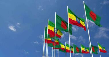 etiopien och bangladesh flaggor vinka tillsammans i de himmel, sömlös slinga i vind, Plats på vänster sida för design eller information, 3d tolkning video