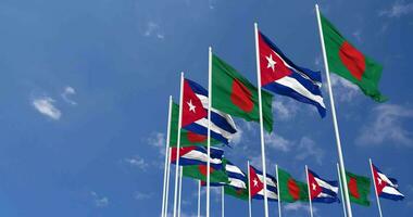 Cuba y Bangladesh banderas ondulación juntos en el cielo, sin costura lazo en viento, espacio en izquierda lado para diseño o información, 3d representación video