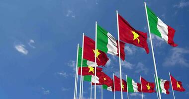 Vietnam e Italia bandiere agitando insieme nel il cielo, senza soluzione di continuità ciclo continuo nel vento, spazio su sinistra lato per design o informazione, 3d interpretazione video