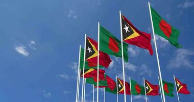 öst timor och bangladesh flaggor vinka tillsammans i de himmel, sömlös slinga i vind, Plats på vänster sida för design eller information, 3d tolkning video