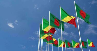 Congo e Bangladesh bandeiras acenando juntos dentro a céu, desatado ciclo dentro vento, espaço em esquerda lado para Projeto ou Informação, 3d Renderização video