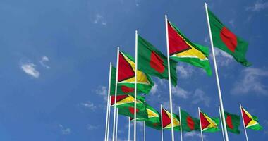 Guyana en Bangladesh vlaggen golvend samen in de lucht, naadloos lus in wind, ruimte Aan links kant voor ontwerp of informatie, 3d renderen video