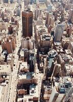 aéreo ver de un denso urbano paisaje urbano con rascacielos y edificios, exhibiendo arquitectónico densidad y urbano planificación. foto