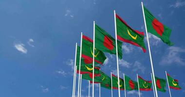 mauritania e bangladesh bandiere agitando insieme nel il cielo, senza soluzione di continuità ciclo continuo nel vento, spazio su sinistra lato per design o informazione, 3d interpretazione video