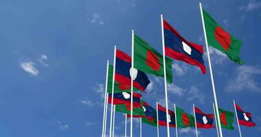 Laos e bangladesh bandiere agitando insieme nel il cielo, senza soluzione di continuità ciclo continuo nel vento, spazio su sinistra lato per design o informazione, 3d interpretazione video