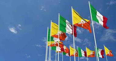 Bhutan und Italien Flaggen winken zusammen im das Himmel, nahtlos Schleife im Wind, Raum auf links Seite zum Design oder Information, 3d Rendern video