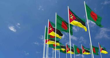 moçambique och bangladesh flaggor vinka tillsammans i de himmel, sömlös slinga i vind, Plats på vänster sida för design eller information, 3d tolkning video