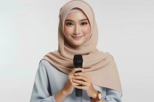 ai generado un asiático hembra presentador en un hijab sostiene un mic en un blanco antecedentes foto