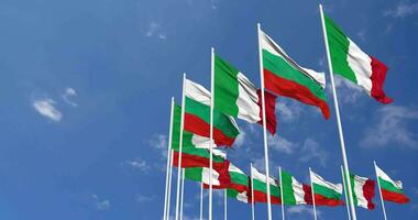 Bulgaria e Italia bandiere agitando insieme nel il cielo, senza soluzione di continuità ciclo continuo nel vento, spazio su sinistra lato per design o informazione, 3d interpretazione video