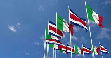 costa rica och Italien flaggor vinka tillsammans i de himmel, sömlös slinga i vind, Plats på vänster sida för design eller information, 3d tolkning video