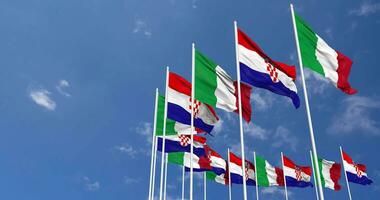 Croazia e Italia bandiere agitando insieme nel il cielo, senza soluzione di continuità ciclo continuo nel vento, spazio su sinistra lato per design o informazione, 3d interpretazione video