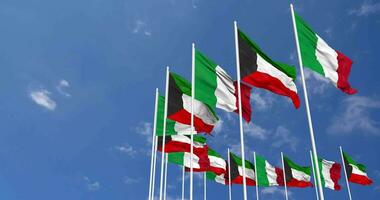 Kuwait y Italia banderas ondulación juntos en el cielo, sin costura lazo en viento, espacio en izquierda lado para diseño o información, 3d representación video