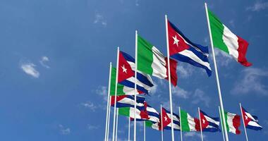 Cuba y Italia banderas ondulación juntos en el cielo, sin costura lazo en viento, espacio en izquierda lado para diseño o información, 3d representación video