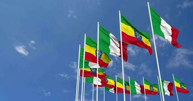 Etiopia e Italia bandiere agitando insieme nel il cielo, senza soluzione di continuità ciclo continuo nel vento, spazio su sinistra lato per design o informazione, 3d interpretazione video