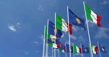 kosovo och Italien flaggor vinka tillsammans i de himmel, sömlös slinga i vind, Plats på vänster sida för design eller information, 3d tolkning video