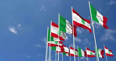 Libano e Italia bandiere agitando insieme nel il cielo, senza soluzione di continuità ciclo continuo nel vento, spazio su sinistra lato per design o informazione, 3d interpretazione video