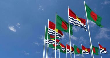 Kiribati y Bangladesh banderas ondulación juntos en el cielo, sin costura lazo en viento, espacio en izquierda lado para diseño o información, 3d representación video