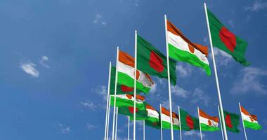 Níger y Bangladesh banderas ondulación juntos en el cielo, sin costura lazo en viento, espacio en izquierda lado para diseño o información, 3d representación video